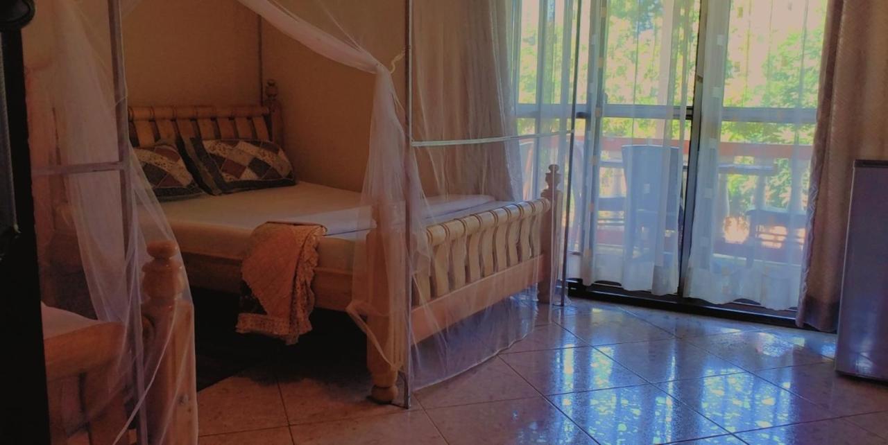 La Feve Beach Bed And Breakfast Entebbe Exterior foto